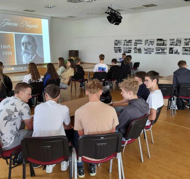 Protmūšis bibliotekoje