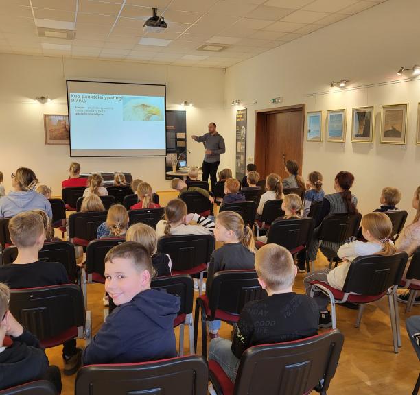 Gamtininkas Mindaugas Ilčiukas pristatė plunksnų kolekciją