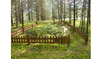 Tauro apygardos Birutės rinktinės Arlausko kuopos partizanams Girininkų I km., ( slėptuvė-bunkeris Šališkių miške)