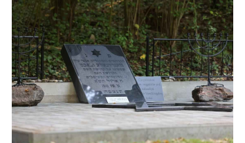 Paminklas Holokausto aukoms Babtų sen. Jagintų šile