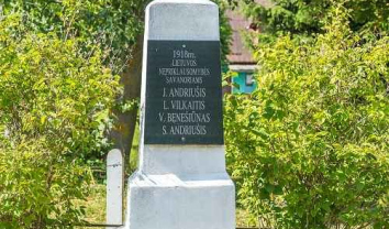 Kryžius savanoriams Juragių km.