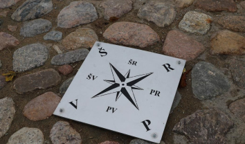 Piramidės formos saulės laikrodis Domeikavoje