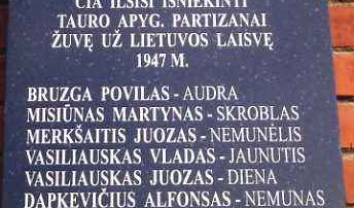 Memorialinė lenta Partizanams Garliavoje