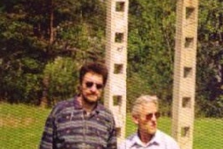 Žurnalistas Rimantas Pleikys ir vyr. inžinierius Petras Leškevičius apžiūri fiderius, m. než.